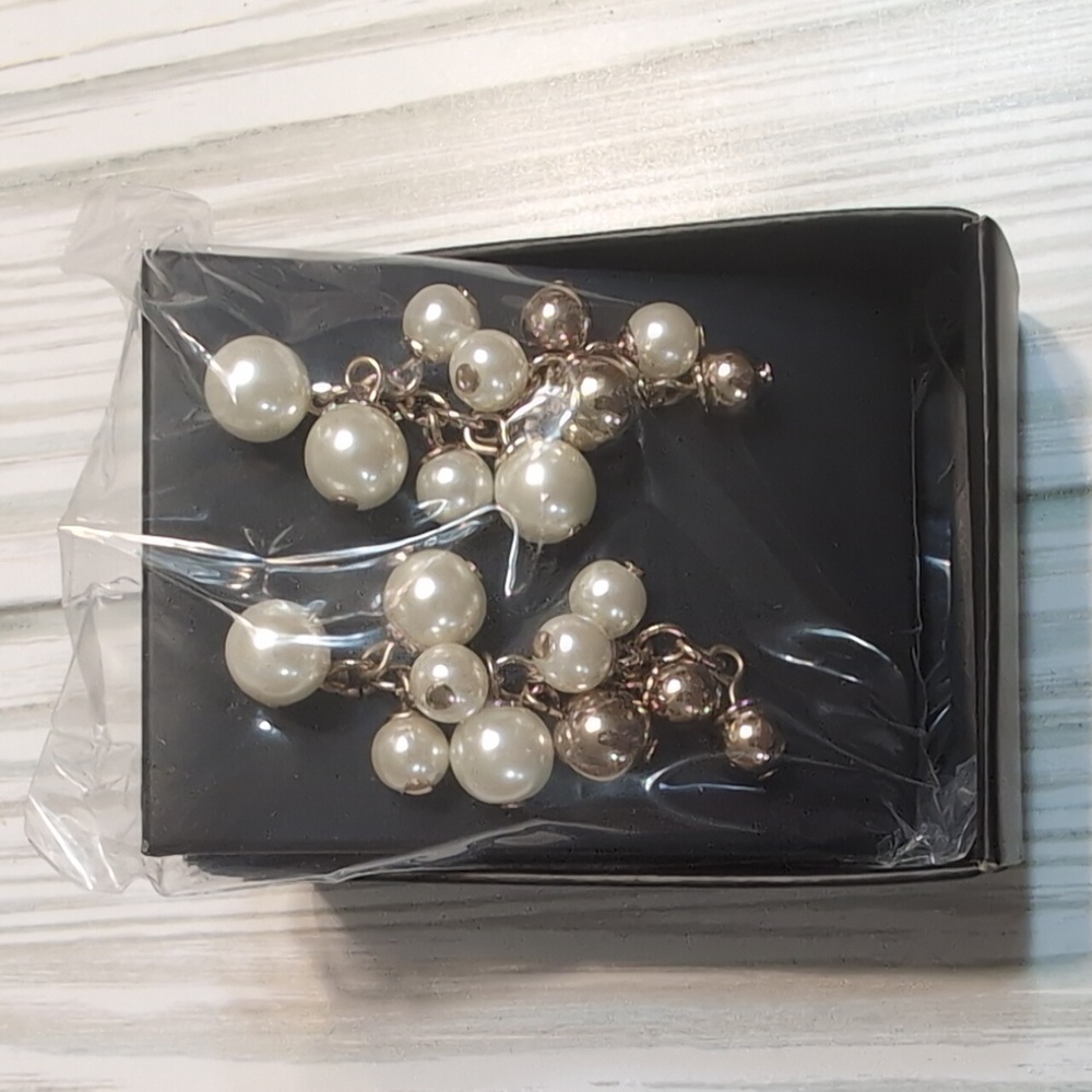 AVON Modern Pearlesque Drop Cluster Earrings SIGNATURE COLLECTION NIB
